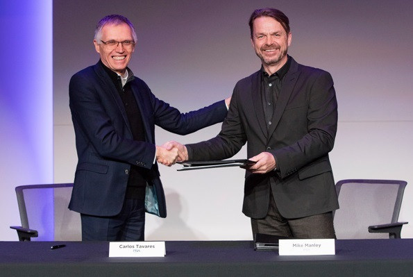 Carlos Tavares (izq), presidente de Grupo PSA, y Mike Manley (der), consejero delegado de FCA.