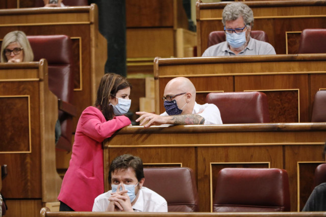 La portavoz del PSOE en el Congreso, Adriana Lastra, habla con el diputado de Unidas Podemos Txema Guijarro durante una sesión plenaria en el Congreso
