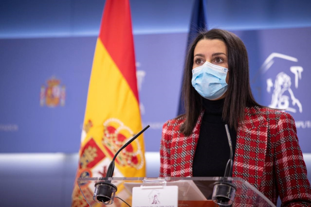 La presidenta de Ciudadanos, Inés Arrimadas, en una rueda de prensa en el Congreso de los Diputados.