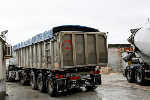 Un camión en una empresa de hormigón del Polígono Industrial Prado Overa
