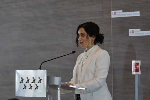 La presidenta de la Comunidad de Madrid, Isabel Díaz Ayuso, ofrece declaraciones a los medios de comunicación, durante la Inauguración del Hospital Isabel Zendal, nuevo recurso de la sanidad pública madrileña, en Madrid (España), a 1 de diciembre de 2020.