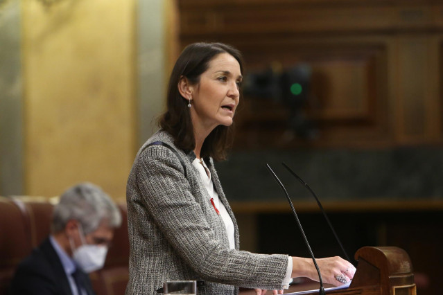 La ministra de Industria, Turismo y Comercio, Reyes Maroto, interviene durante una sesión plenaria en la Cámara Baja, en Madrid (España).