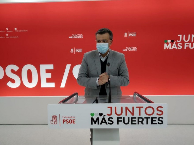 El portavoz del PSOE de Extremadura, José Antonio González, en rueda de prensa