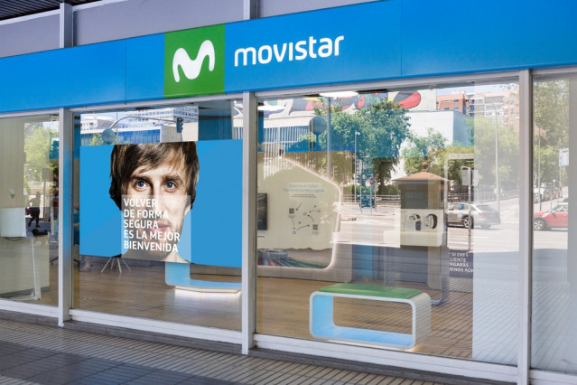Tienda de Movistar en la calle General Perón (Madrid) con las medidas de protección contra el Covid