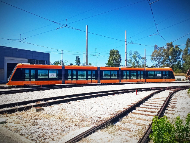 Alstom entrega los primeros tranvías de Atenas fabricados en España