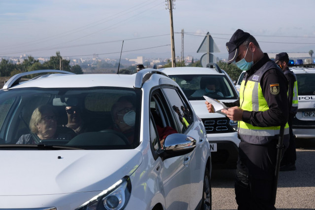 Agentes de la Policía Nacional realizan controles de movilidad a la entrada de la localidad de Manacor, Mallorca, Islas Baleares (España), a 12 de noviembre de 2020.