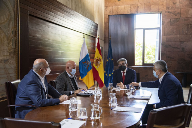 El vicepresidente de Canarias y consejero de HAcienda, Román Rodríguez, en una reunión con representantes de Ashotel