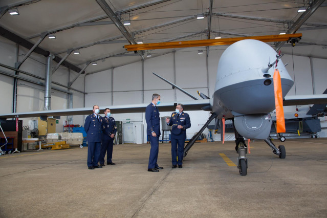 El Rey Felipe VI junto a un dron del Ejército del Aire durante su visita a la Base Aérea de Talavera la Real, en diciembre de 2020