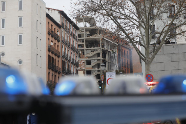Aspecto de un inmueble momentos posteriores a una fuerte explosión registrada la calle Toledo de Madrid