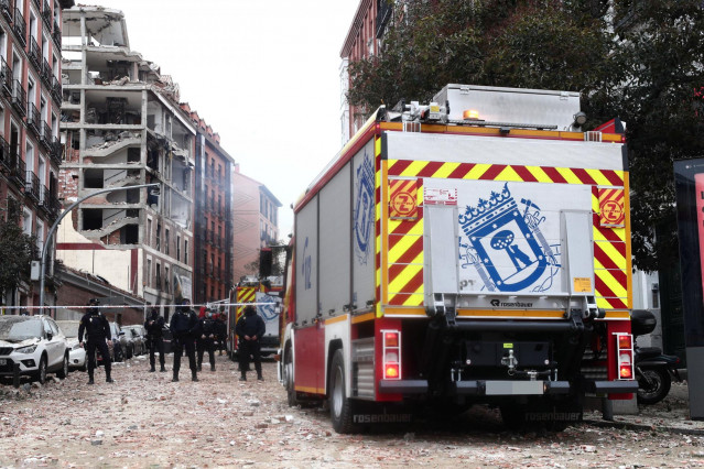 Un camión de bomberos aparcado momentos posteriores a una fuerte explosión registrada la calle Toledo que ha hundido varias plantas de un edificio, en Madrid, (España), a 20 de enero de 2021.