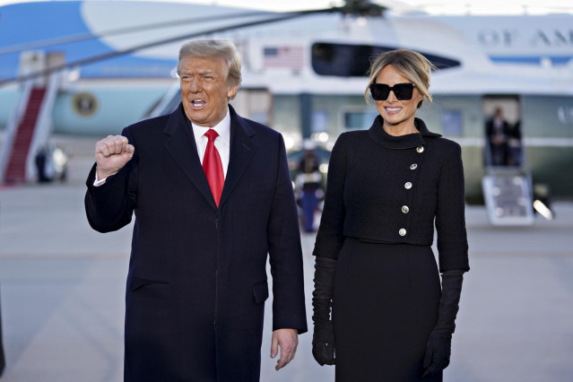 El presidente de los Estados Unidos, Donald Trump, hace un gesto al llegar con la primera dama, Melania Trump, a una ceremonia de despedida en la Base de la Fuerza Aérea Andrews, Maryland, Estados Unidos, a 20 de enero de 2021. Trump abandona Washington d