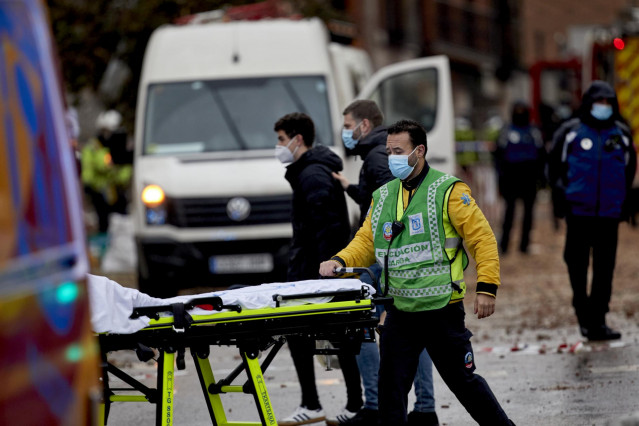 Un sanitario del SAMUR con una camilla momentos posteriores a una fuerte explosión registrada en la calle Toledo que ha hundido varias plantas del edificio, en Madrid, (España), a 20 de enero de 2021.