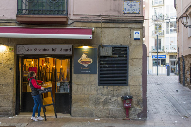 Una camarera recoge su establecimiento a las 17. 00 horas el día de la entrada en vigor de nuevas restricciones impuestas por el gobierno de la Rioja, en Logroño, la Rioja, (España), a 16 de enero de 2021. A partir de este 16 de enero los comercios, hoste