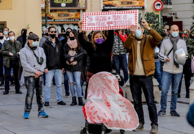 Cacerolada de hosteleros valencianos ante el Palau de la Generalitat