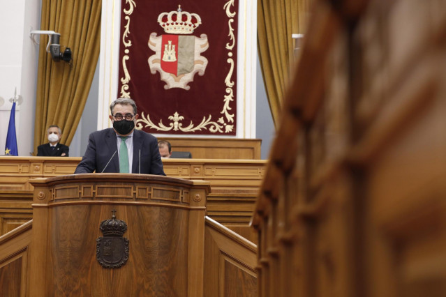 El consejero de Sanidad, Jesús Fernández Sanz, en el pleno de las Cortes