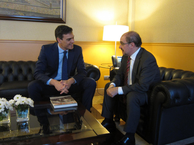 Foto de archivo del presidente de España, Pedro Sánchez, y del presidente de Aragón, Javier Lambán.