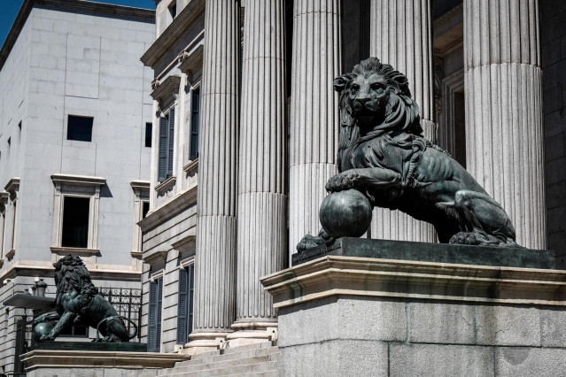 Fachada del Congreso de los Diputados de Madrid con sus emblemáticos leones.