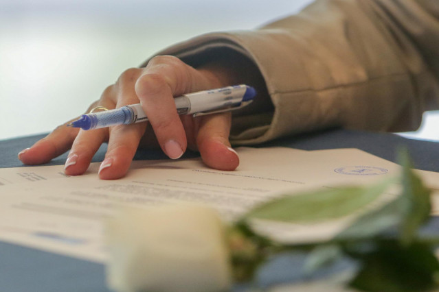 Un ciudadano firmando un documento