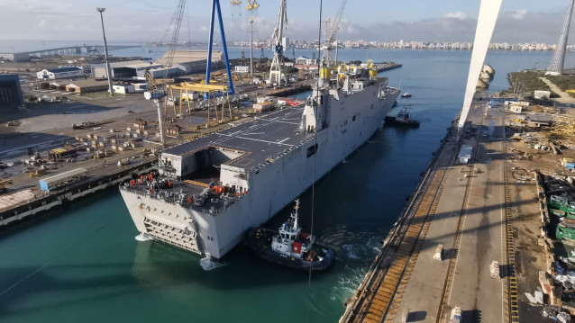 El buque Juan Carlos I entrando en dique en Navantia Puerto Real.