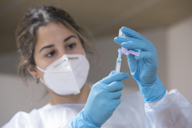 Una enfermera de Atención Primaria del área sanitaria V, Nerea Bernardo prepara la segunda dosis de la vacuna Pfizer-BioNTech contra el coronavirus en el Centro Polivalente de Recursos Residencia Mixta de Gijón, el mismo en el que se inició la vacunación