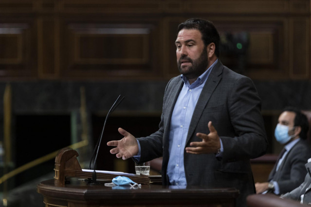 El diputado de EH Bildu Iñarritu García, interviene desde la tribuna en una sesión plenaria en el Congreso