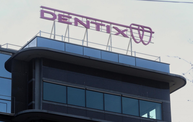Logo de Dentix en la sede de la firma de salud dental, situada calle de la Ribera del Loira, en Madrid (España), a 30 de noviembre de 2020. Dentix solicitó el pasado 5 de octubre un concurso de acreedores en los juzgados de lo mercantil de Madrid, acogién