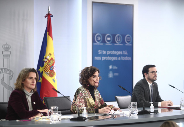 La vicepresidenta cuarta y ministra de Transición Ecológica y Reto Demográfico, Teresa Ribera; la ministra portavoz y de Hacienda, María Jesús Montero; y el ministro de Consumo, Alberto Garzón, durante una rueda de prensa posterior al Consejo de Ministros