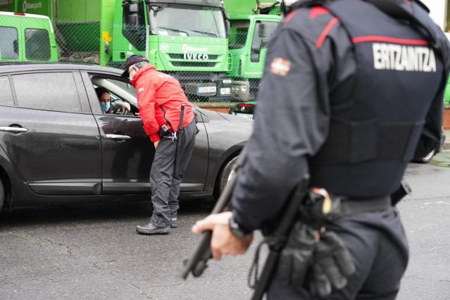 La Ertzaintza realiza un control en Bilbao, el día en que Euskadi entra en'zona roja' y se ha declarado en cierre perimetral en la capital vizacaína