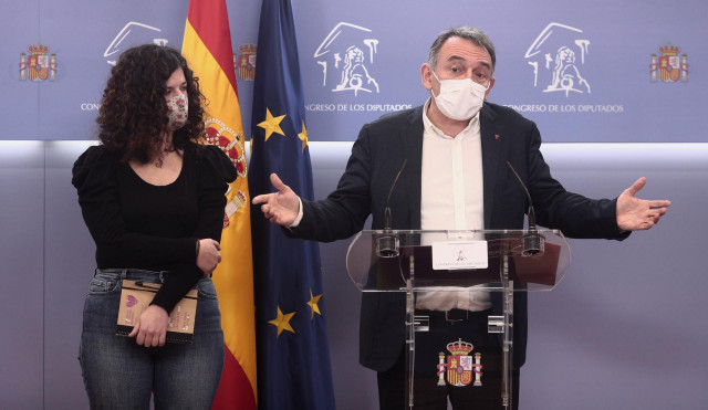 Imagen de recurso de los diputados de Unidas Podemos Sofía Castañón y Enrique Santiago en una rueda de prensa.