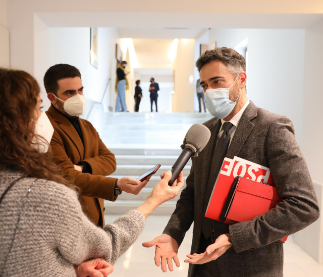 El diputado del PSOE, Felipe Sicilia, responde a los medios en el Congreso