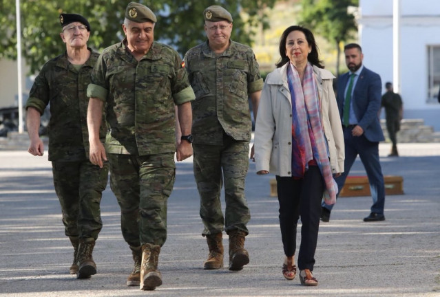 El Jefe de Estado Mayor del Ejército de Tierra (JEME), general Varela Salas, junto a la ministra de Defensa, Margarita Robles, en una visita a la brigada Guadarrama XII en El Goloso (Madrid)