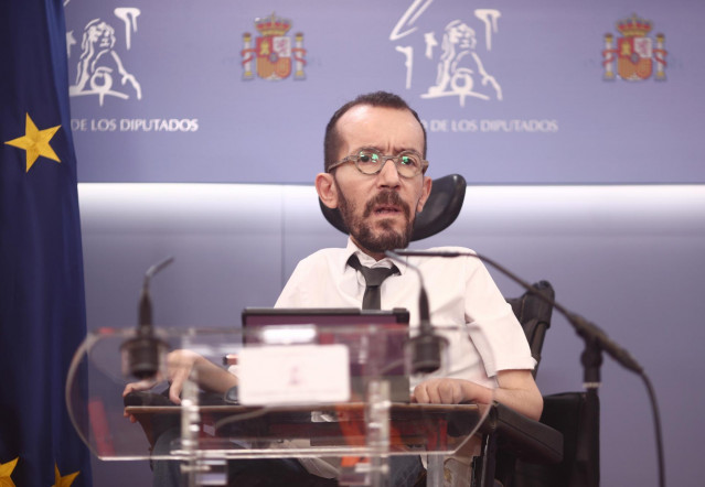 El portavoz parlamentario de Unidas Podemos, Pablo Echenique en rueda de prensa en el Congreso de los Diputados durante la celebración de la Junta de Portavoces, en Madrid (España), a 15 de diciembre de 2020.