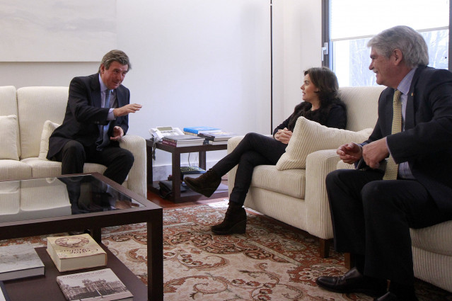 El embajador en Reino Unido, Carlos Bastarreche, junto a la entonces vicepresidenta, Soraya Sáenz de Santamaría, y el entonces ministro de Exteriores, Alfonso Dastis