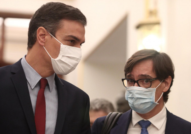 El presidente del Gobierno, Pedro Sánchez (i), y el ministro de Sanidad, Salvador Illa, a su llegada a una sesión de control al Gobierno en el Congreso de los Diputados, en Madrid, (España), a 28 de octubre de 2020. El Gobierno ha respondido, entre otras