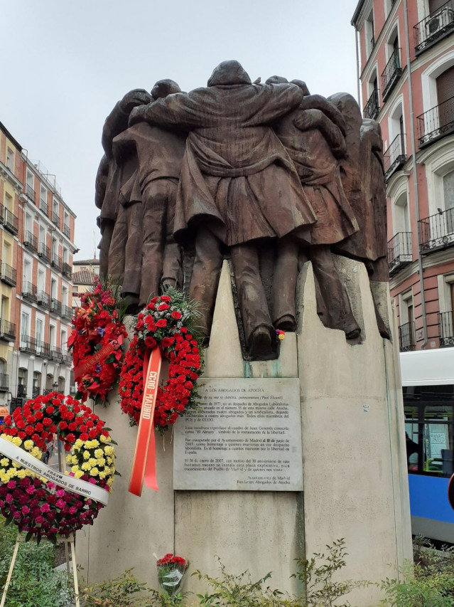 Imagen del monumento homenaje a los abogados de Atocha asesinados hace 44 años.