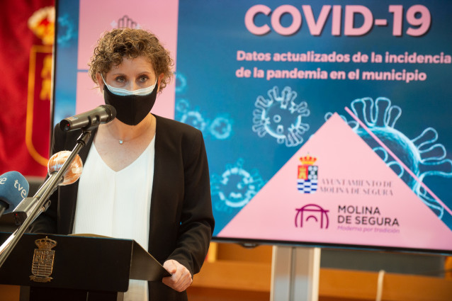 La alcaldesa socialista de Molina de Segura, Esther Clavero, durante una rueda de prensa, en Murcia (España), a 21 de enero de 2021.