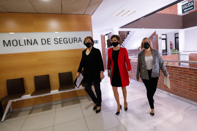 La exalcaldesa de Molina de Segura, Esther Clavero, flanqueada por las concejalas socialistas de Servicios Municipales y de Educación, Sandra Díez y Fuensanta Martínez, momentos antes de la renuncia de sus cargos