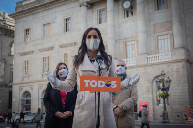 La vicealcaldesa de Madrid, Begoña Villacís durante una rueda de prensa tras reunirse con el Gremi de Restauradors, en Barcelona (España), a 29 de diciembre de 2020.