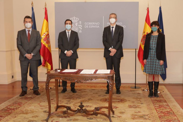 (De Izquierda A Derecha): Rodrigo Buenaventura, Presidente De La CNMV; Alberto Garzón, Ministro De Consumo; Pablo Hernández De Cos, Gobernador Del Banco De España; Y Bibiana Medialdea, Directora General De Consumo.