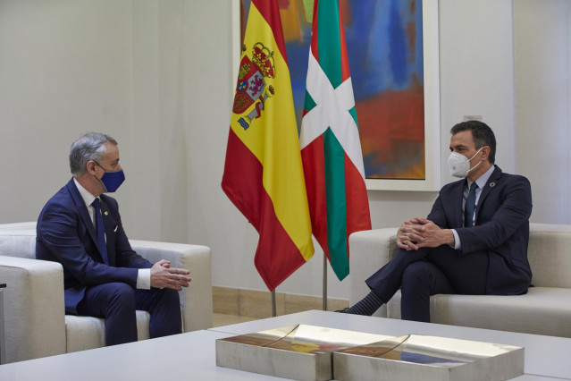 El Lehendakari, Iñigo Urkullu (i) y el presidente del Gobierno central, Pedro Sánchez (d) durante una reunión en el Palacio de La Moncloa, en Madrid (España), a 25 de enero de 2021. Durante la cita ambos mandatarios tratarán la gestión de la pandemia, las