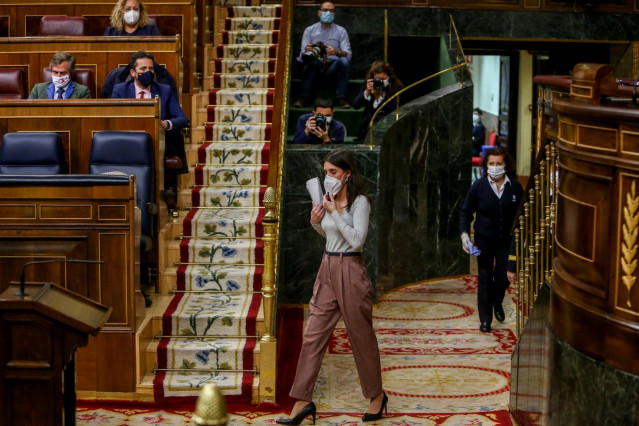 La ministra de Igualdad, Irene Montero, se dirige a intervenir durante una sesión plenaria en el Congreso de los Diputados
