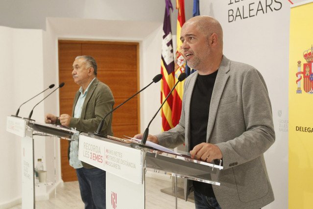 (I-D) El secretario general de UGT y el de CCOO, Pepe Álvarez y Unai Sordo, ofrecen declaraciones a los medios de comunicación tras la celebración de la Mesa de diálogo social en la sede de la Presidencia del Govern balear, en Palma de Mallorca, Islas Bal