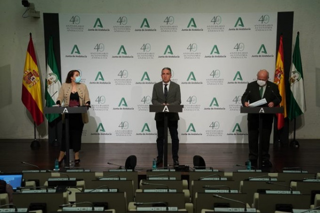 Carmen Crespo, Elías Bendodo y Jesús Aguirre, en rueda de prensa posterior a la reunión del Consejo de Gobierno.