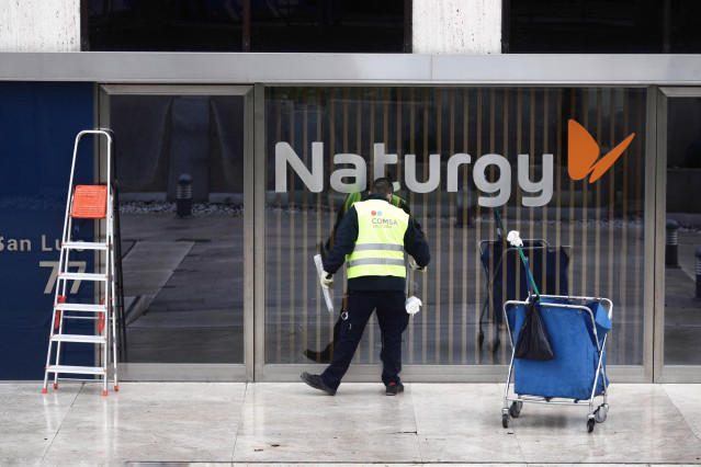 Un operario limpia la cristalera de la sede de Naturgy ubicada en la capital, Madrid, (España), a 26 de enero de 2021
