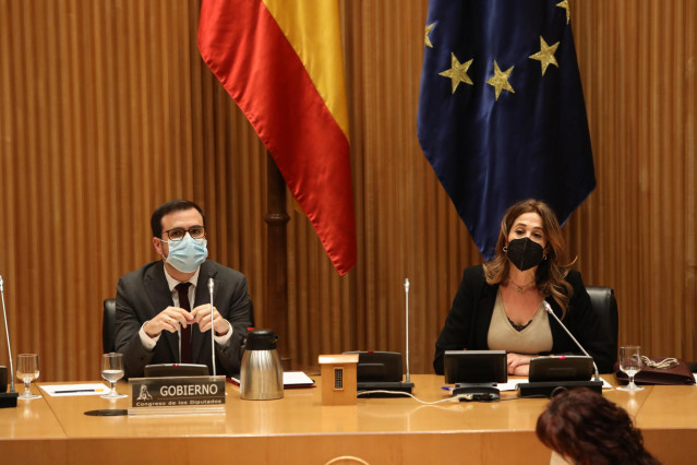 El ministro de Consumo, Alberto Garzón, y la presidenta de la Comisión de Sanidad y Consumo, Rosa María Romero, durante la Comisión de Sanidad y Consumo celebrada en el Congreso