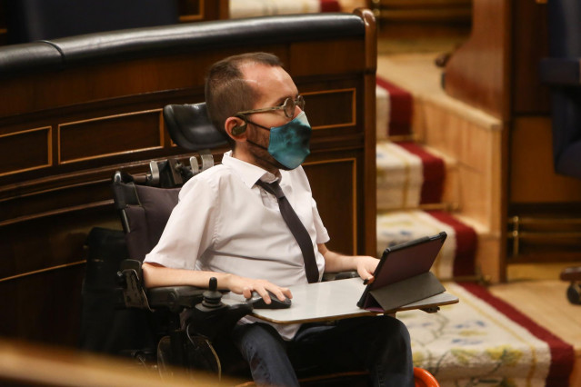 El portavoz parlamentario de Unidas Podemos, Pablo Echenique durante una sesión plenaria en el Congreso de los Diputados, en Madrid (España), a 15 de diciembre de 2020.