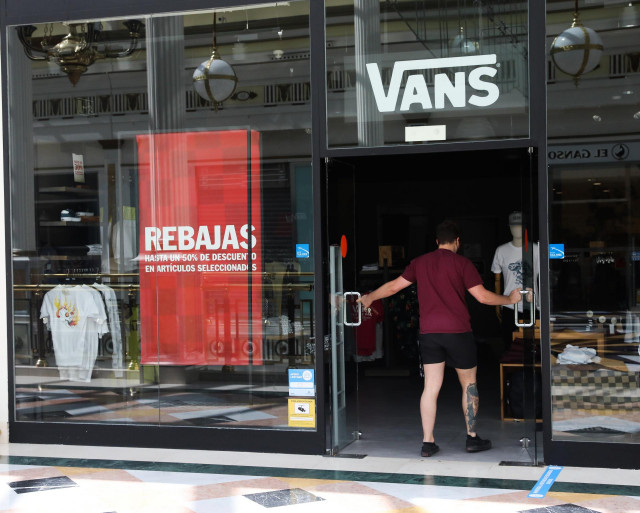 Un joven entra a una tienda de Vans del Centro Plaza Norte 2, La Cúpula de Madrid, durante el segundo día de la Fase 2 de desescalada, y un día después de reanudar su actividad puesto que se permite la reapertura de centros comerciales mayores de 400 metr