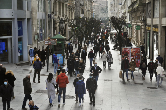 Gente paseando por la calle en Ourense