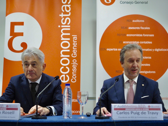 El presidente del Registro de Economistas Auditores (REA), Carlos Puig de Travis, y el presidente del Consejo General de Economistas de España, Valentín Pich, durante un acto.