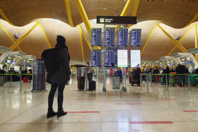 Viajeros en la terminal T4 del Aeropuerto Adolfo Suárez Madrid-Barajas.